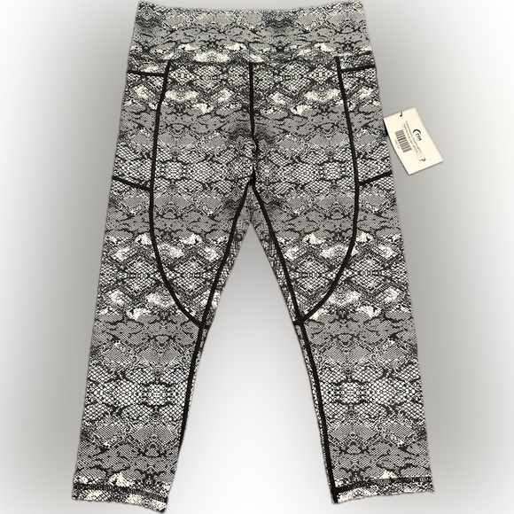 Zyia Light n Tight Pocket High Rise Capri 20” in Cobra Metallic - Picture 7 of 13